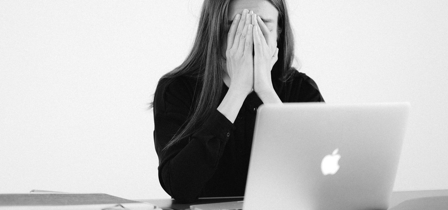 Dirigeante débordée par les tâches répétitives à son bureau
